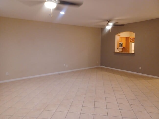 Townhouse with Amenities Galore: 3 BR / 2.5 Bath In The Colonnade Community