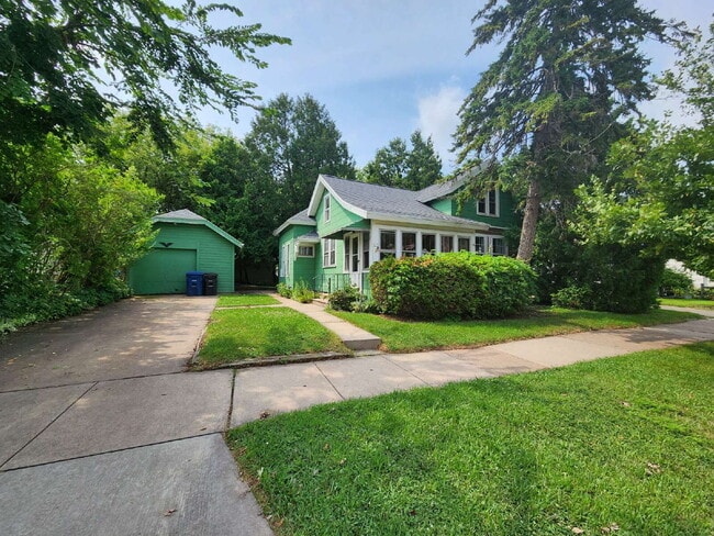 Building Photo - Charming 3 Bedroom Character home.