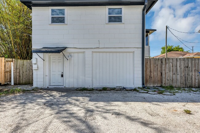 2027 30th Ave N