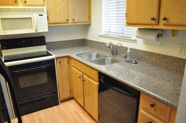 Photo - Gorgeous 2/2 near Hwy 101 & Fair Oaks with AC and Garage, 2 miles to Downtown Sunnyvale Unit 4