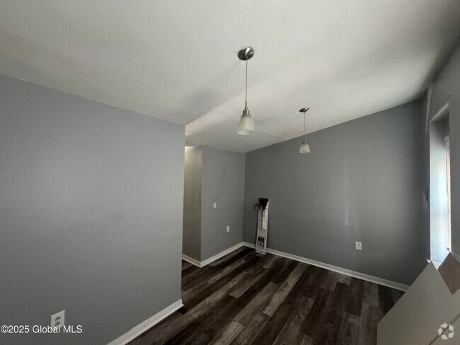 Building Photo - 663 2nd Ave Unit 2 Rental