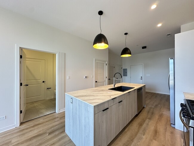 Photo - 6340 W Belmont Ave Unidad 203