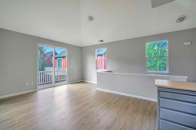 Photo - 1467 Maple Ave