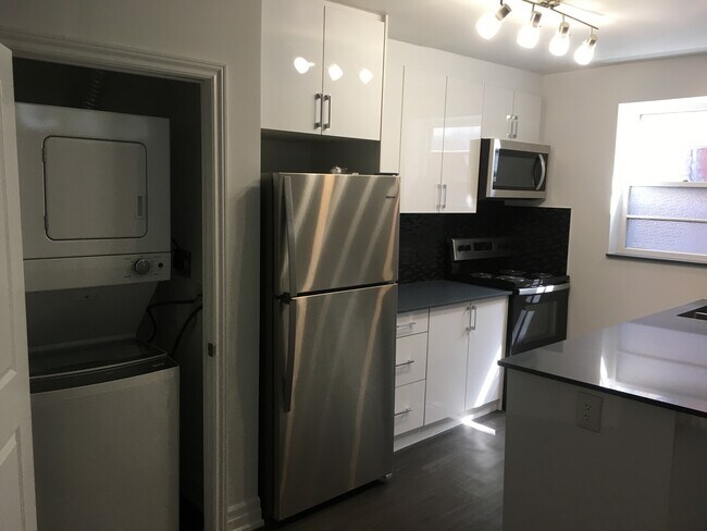 Photo - Little Italy - College Street 2 Bedroom Apartment / corner Palmerston Blvd. Unit 1