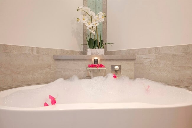 Building Photo - 912 N Niheu Pl