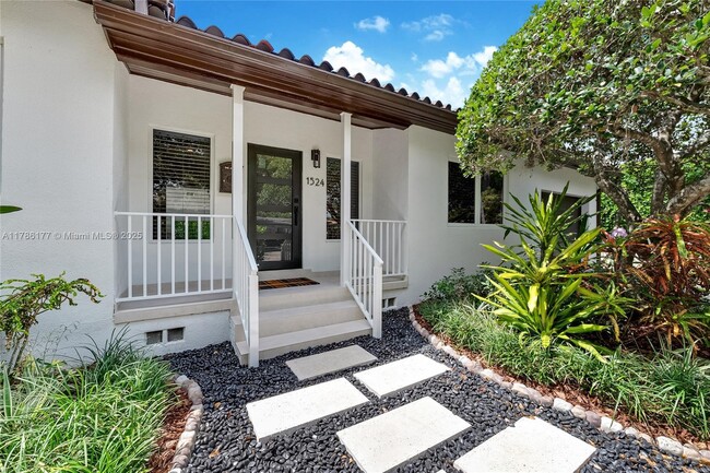 Photo - 1524 Zoreta Ave House