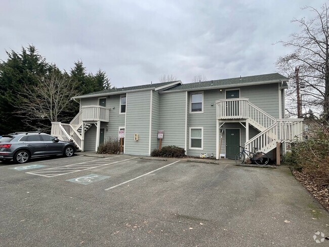 Building Photo - Top Floor 2 Bed 1 Bath Apartment Unit # 202