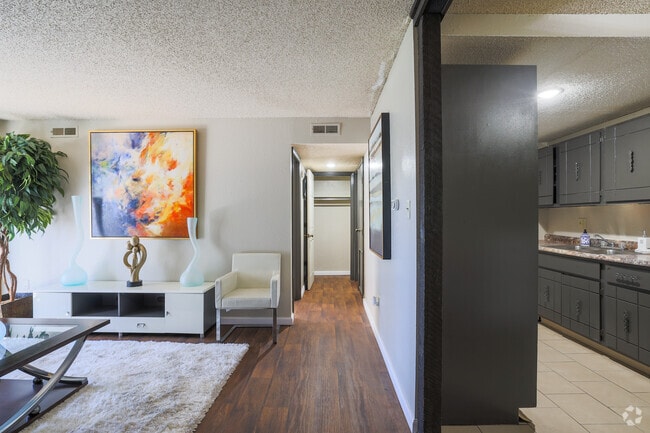 1BR, 1BA - 635SF