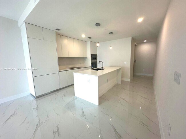 Photo - 700 NE 24th St Unidad 2605