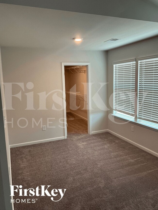 Photo - 421 Stonefence Dr