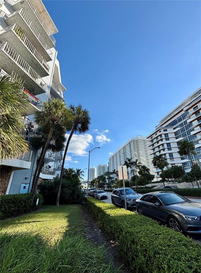 Building Photo - 6801 Indian Creek Dr Unit 402