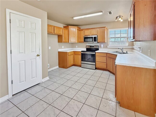 Photo - 910 SW Cheyenne Dr