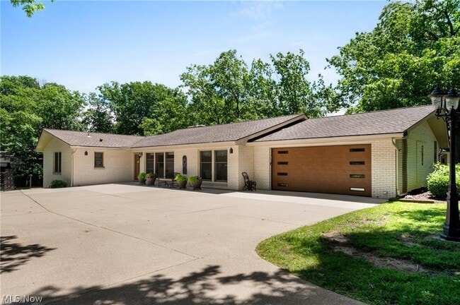 Building Photo - 685 Sunnyside Rd
