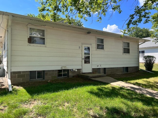 Building Photo - 104 W 4th St Unit 4 Rental
