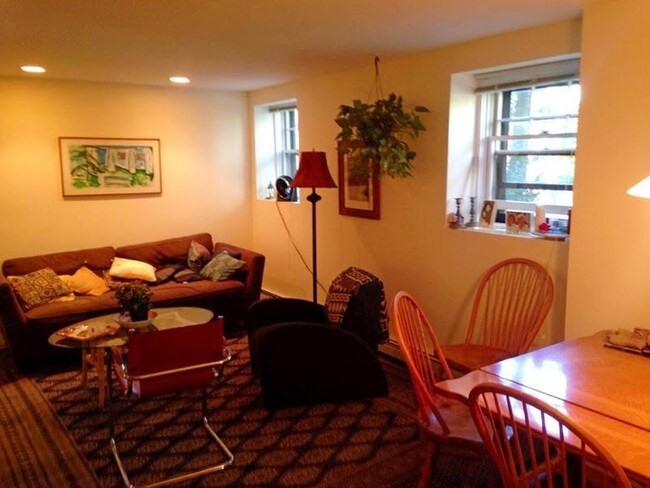 Sunny living/dining - 12 Maple Ave Unidad 1