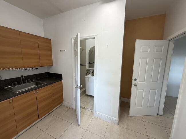 Photo - 621 E 52nd St Unit W