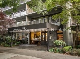 Building Photo - Spacious Updated 2bd/2ba Downtown Condo - ...