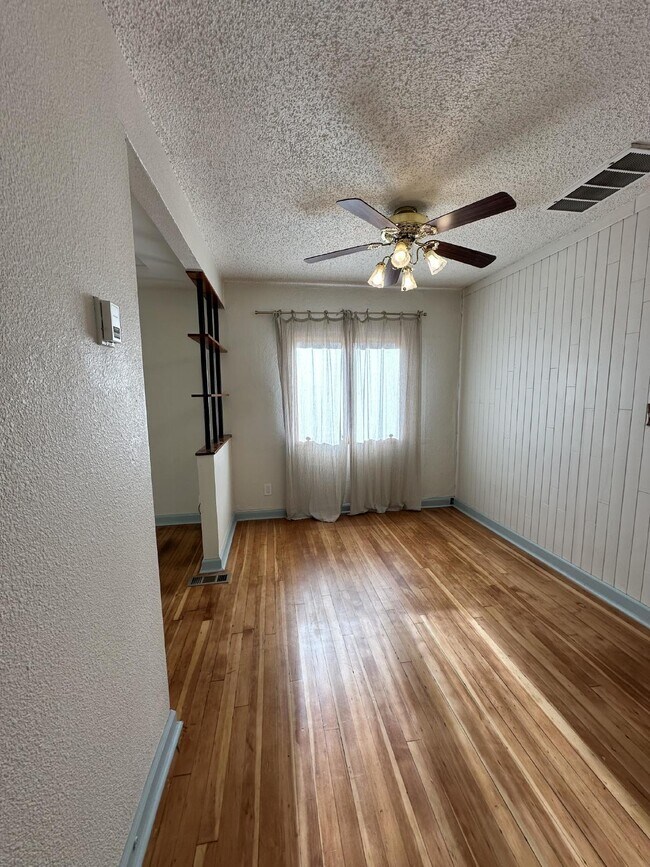 Cute 1BR 1BA Bungalow w/ Large, Fenced Backyard and AC