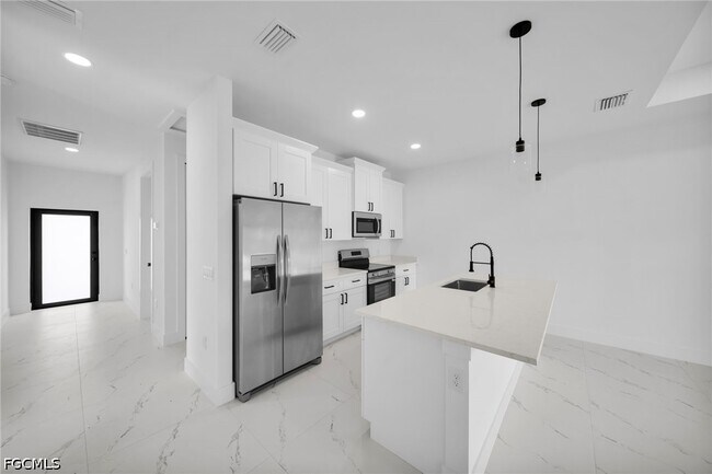Building Photo - 4985 Fairway Ct