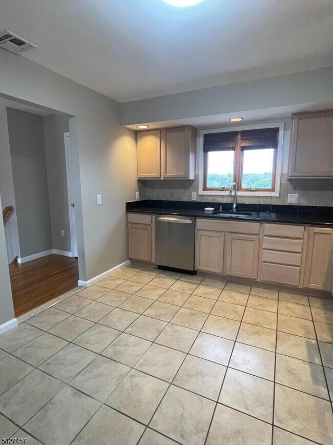 Photo - 254 Crystal St