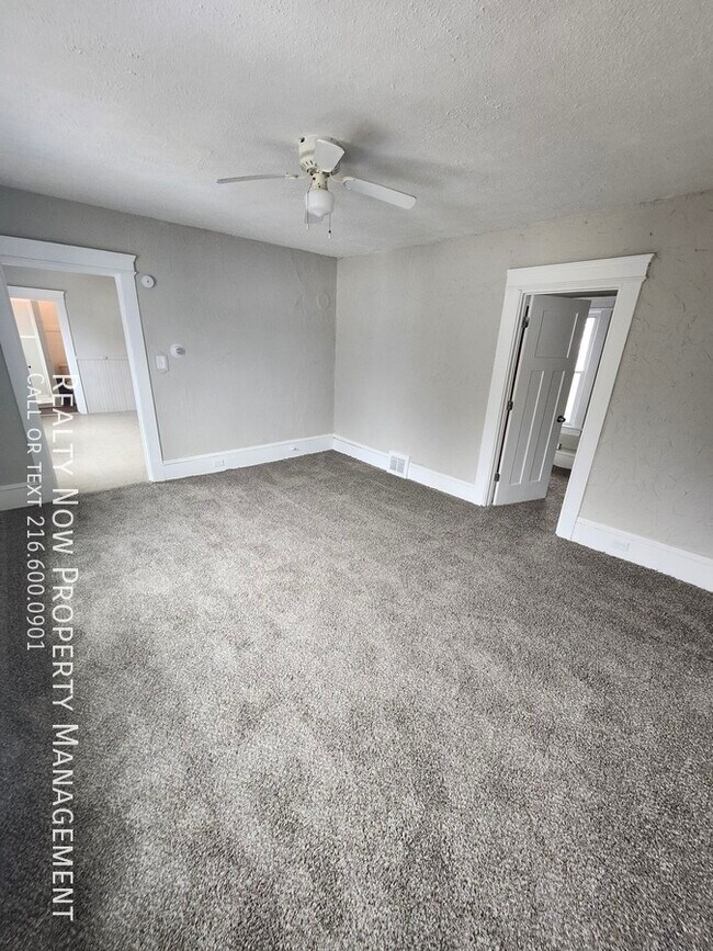 Photo - 8918 Folsom Ave Unidad Uppr REAR