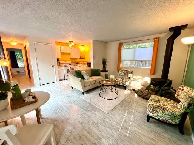 Sala de estar y cocina abierta y comedor. - 1614 Groves Ave NW