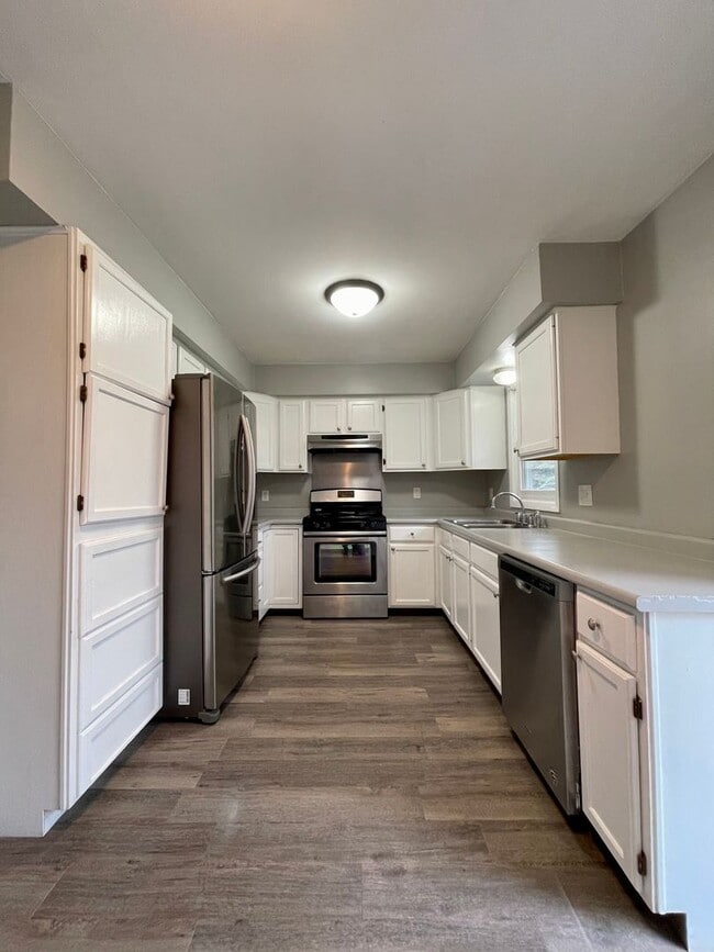 Building Photo - Spacious 5 Bedroom 2 Bathroom Home in New ...
