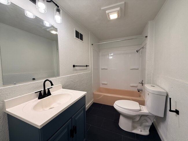 Photo - 1527 W 11th