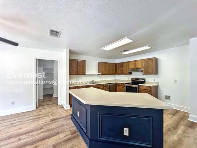 Photo - 1401 Balsam Way