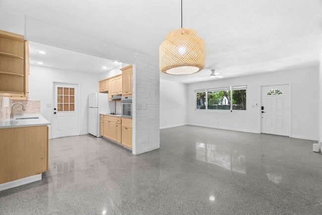 Photo - 809 S Atlantic Dr