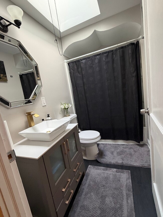 Photo - 214 W 39th St