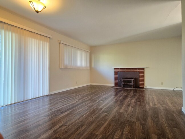 Photo - 1235 Heatherstone Way