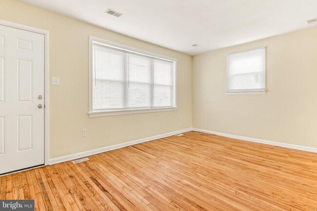 Photo - 305 American Way