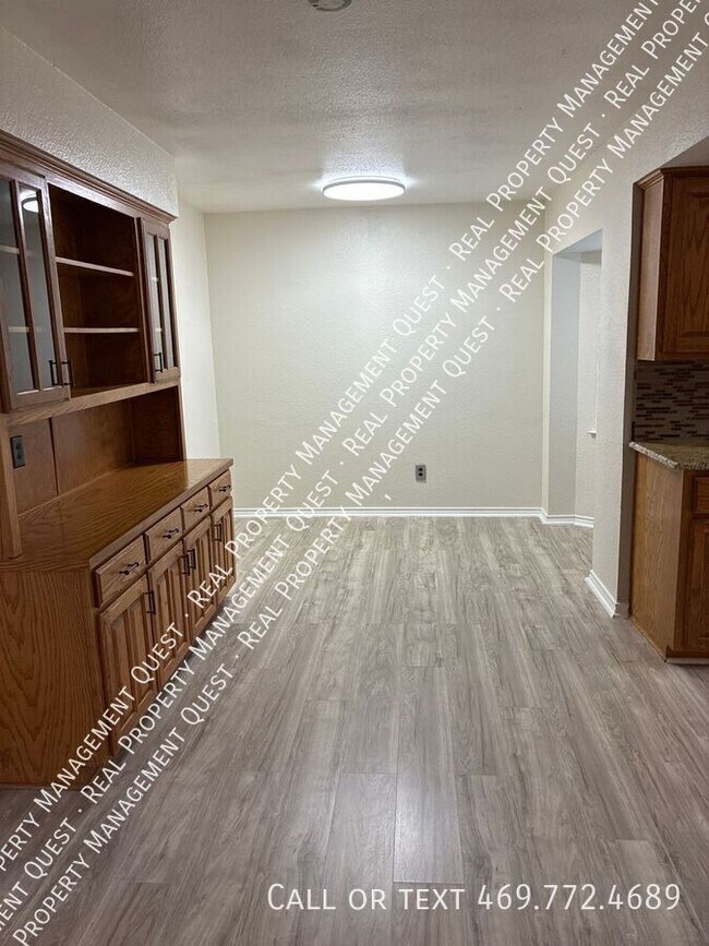 Photo - 410 Peacock Cir