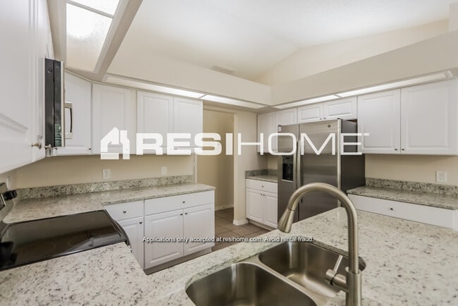 Photo - 8000 Glenridge Loop W