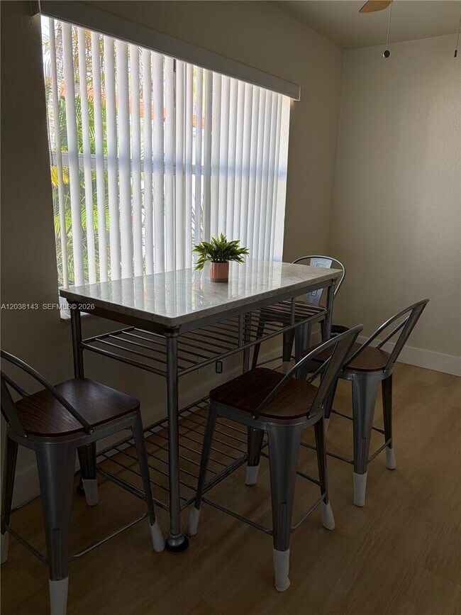 Photo - 1635 Dewey St Unidad B