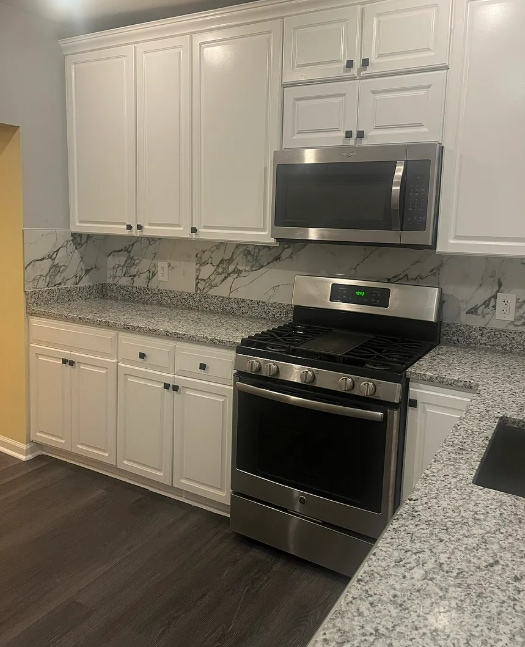 Building Photo - 2 Bedroom Plus Den 2.5 Bathrooms