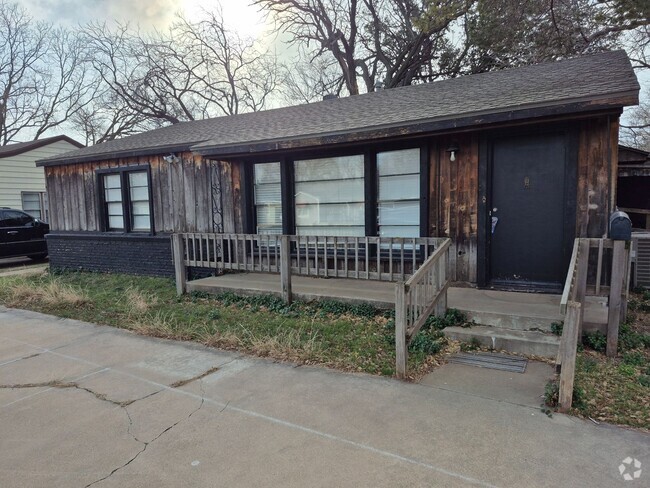 Building Photo - Large Home with 2 Living Rooms!