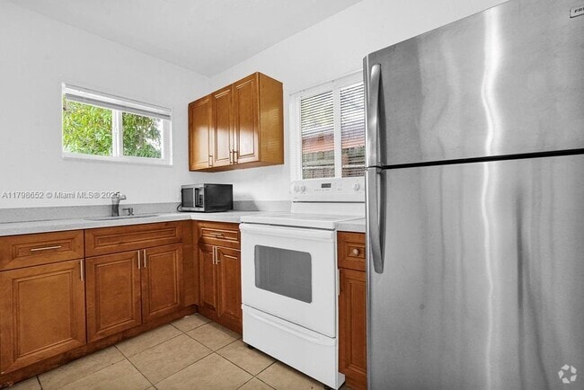 Building Photo - 1960 SW 41st Ave Unit 6A Rental