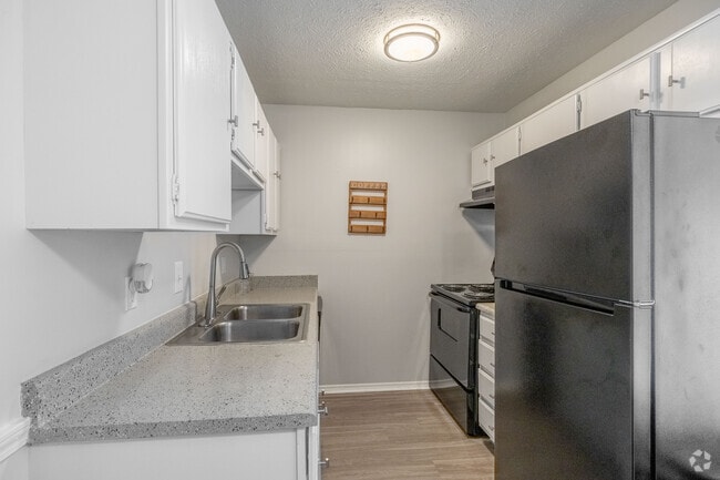 1BR, 1BA - 640SF - Kitchen