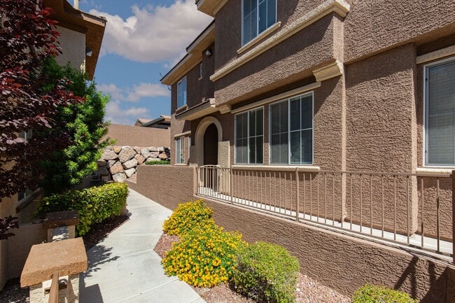 Photo - NW townhome with 2 car garage in gated community.