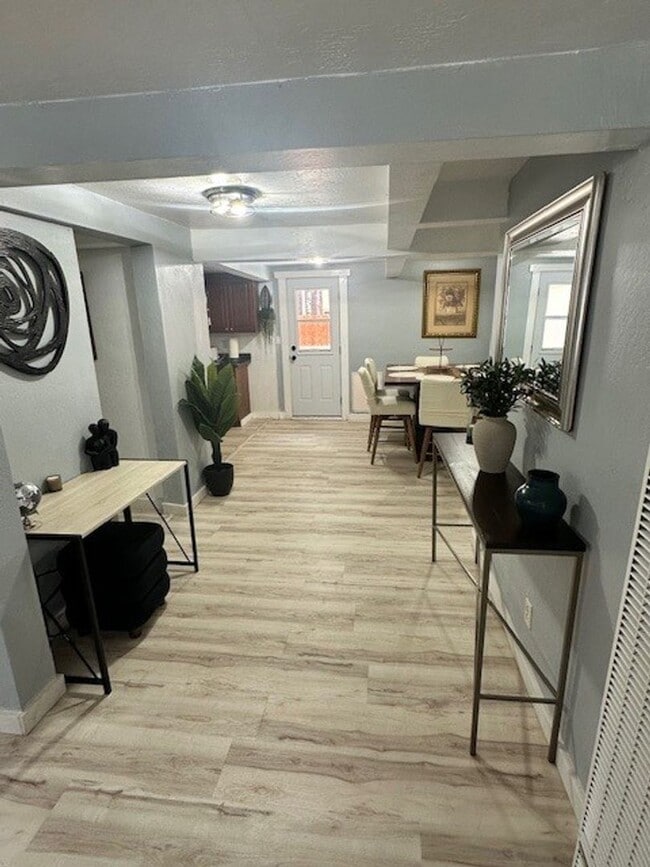 Photo - Nicely renovated 2Bd 2Ba house with large yard and pet friendly!! Available for a seasonal rental...