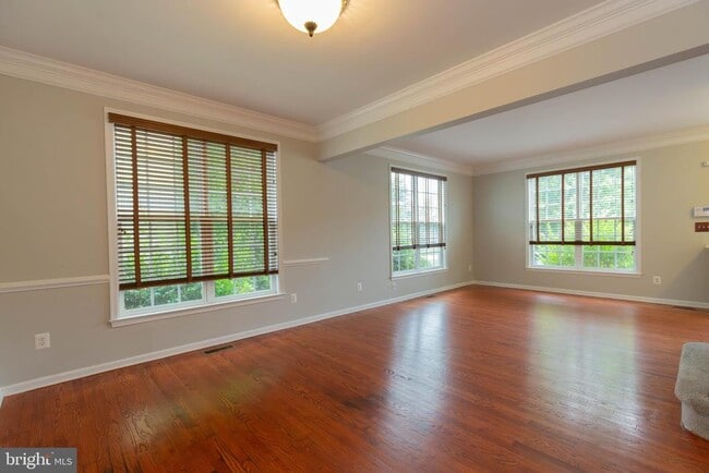 Photo - 305 Lewisburg Ln
