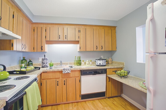 Building Photo - Royal Crest Marlboro Rental