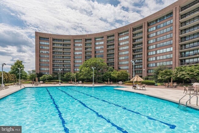 Building Photo - 1805 Crystal Dr Unit 913S Rental