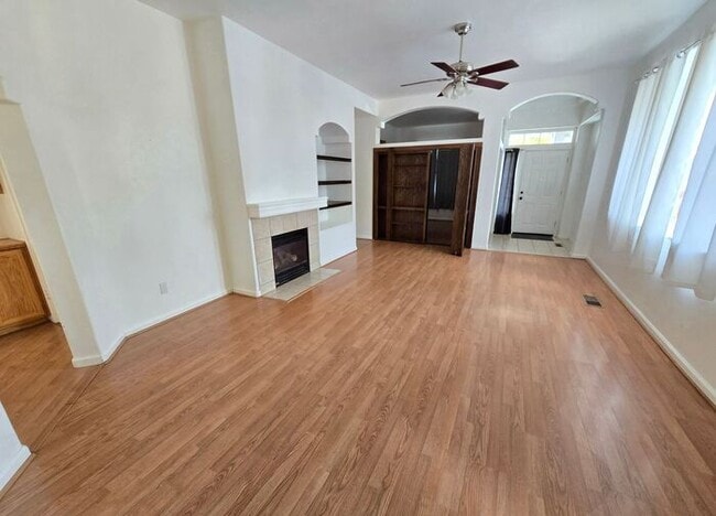 Photo - Stylish 4-Bedroom Home Near Red Hawk Golf ...