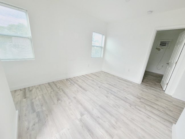 Photo - 1922 NW 1st St Unidad 3