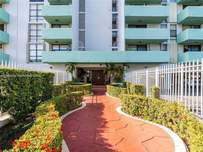 Building Photo - 1825 W 44th Pl Unit 511