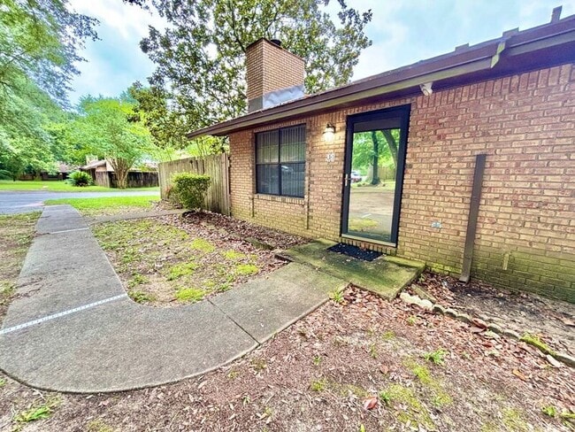 Building Photo - 9345 Chisholm Rd