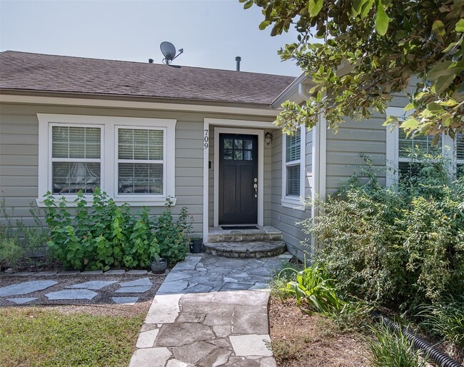 Building Photo - 709 Inwood Dr